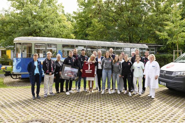 In Mannschaftsstärke samt Vorstand und Cheftrainer kam der 1. FCN Nürnberg, um gemeinsam mit Karin Baumüller-Söder Geschenke an die kleinen Patientinnen und Patienten im Klinikum Nürnberg zu verteilen.  | Foto: Uwe Niklas/Klinikum Nürnberg