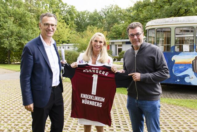Gemeinsam für das neue Kinderklinikum Nürnberg mit Geburtshilfe: Schirmherrin Karin Baumüller-Söder zusammen mit FCN-Sportvorstand Dieter Hecking und Prof. Dr. Achim Jockwig, Vorstandsvorsitzender Klinikum Nürnberg.  | Foto: Uwe Niklas/Klinikum Nürnberg