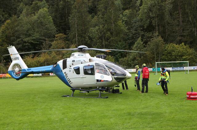 Die Rettungskräfte suchten am Mittwoch weiter nach einem vermissten Wanderer in den Berchtesgadener Alpen.  | Foto: Kilian Pfeiffer/dpa