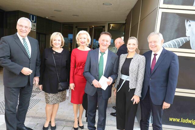 Evi Kurz, 1. Vorsitzende des Ludwig-Erhard-Initiativkreis, begrüßt zum Festakt: Joachim Herrmann, Bayerns Innenminister, Julia Lehner, 1. Bürgermeisterin Nürnberg, Dr. Thomas Jung, Oberbürgermeister Fürth, Judith Gerlach, Bayerische Staatsministerin für Digitales, und Karl Freller, Landtagsabgeordneter und Vizepräsident des Bayerischen Landtags. | Foto: Udo Dreier