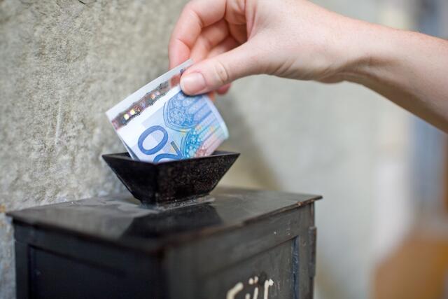 "Für die Kirche": Solche Spendenboxen gibt es in vielen Gotteshäusern. Mit den Einnahmen werden unter anderem auch Heizkosten mitfinanziert.  | Foto: Stefan Redel-stock.adobe.com (Symbolbild)