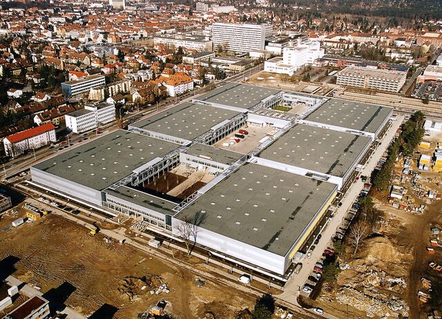 Das Produktionsgebäude der Medizinfabrik im Jahr 2000 aus der Luft.
Foto: © Kurt Fuchs