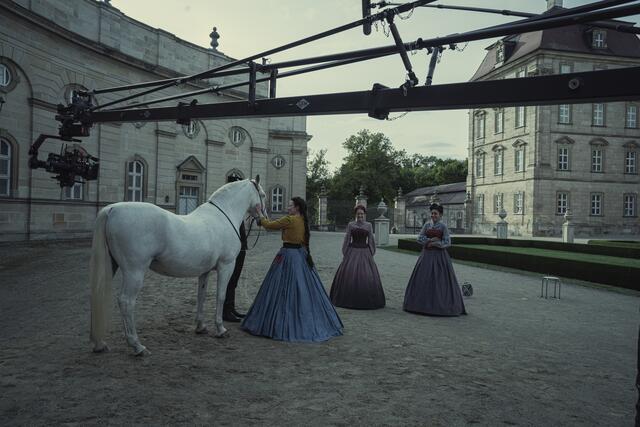 Drehort Schloss Weissenstein. 
Die Kaiserin - Netflix Serie - Drehort Schloss Weissenstein

 | Foto:  © 2021 Netflix, Inc.Julia Terjung