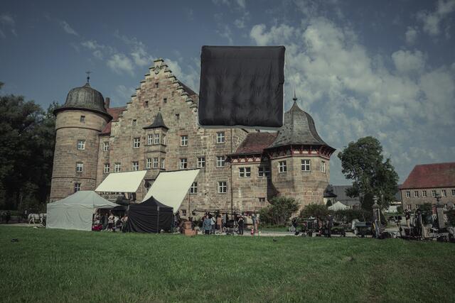 Drehort: Das Schloss Eyrichshof liegt in Eyrichshof, etwa einen Kilometer nördlich der Kleinstadt Ebern im Landkreis Haßberge.  | Foto: © 2021 Netflix, Inc./Julia Terjung