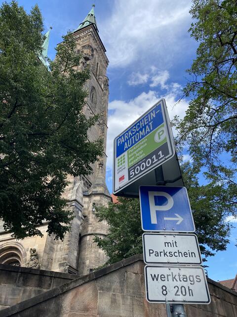 Die Deutsche Umwelthilfe fordert vom Freistaat die Deckelung der Parkgebühren aufzuheben. Parken soll bewusst verteuert werden. Ein schwieriger Spagat für die Einkaufs- und Pendlerstadt Nürnberg.  | Foto: Nicole Fuchsbauer