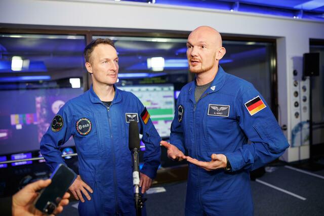 Matthias Maurer (l.) und Alexander Gerst, beide Astronauten, geben beim bayerischen Raumfahrtgipfel im Deutschen Zentrum für Luft- und Raumfahrt (DLR) ein Interview.  | Foto: Matthias Balk/dpa