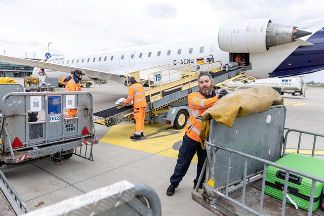 Teamwork ist in der Gepäckabfertigung am Flughafen unerlässlich. | Foto: Airport Nürnberg/Daniel Karmann