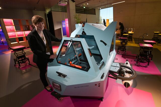 Dagny Müller, wissenschaftliche Mitarbeiterin im Deutschen Museum, zeigt die Aussstellung "Prototypen".  | Foto: Berny Meyer/Deutsches Museum Nürnberg