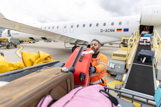 Georgios Antoniadis bei der Beladung eines Flugzeugs. | Foto: Airport Nürnberg/Daniel Karmann