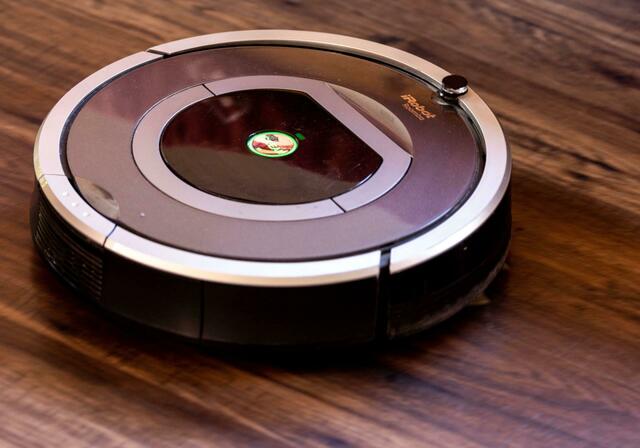 Viele Besitzer geben den automatisch arbeitenden Haushalthilfen Spitznamen.  | Foto: Jens Büttner/dpa