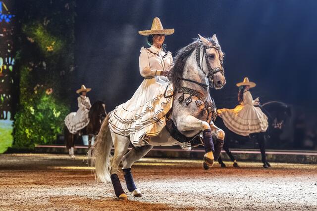 Sylvie Willms in der festlichen Charreria. | Foto: © Cavalluna