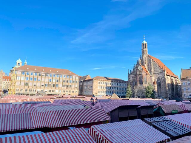 Bei strahlendem Sonnenschein schreitet der Aufbau des Christkindlesmarkt voran. Am 25. November ist es soweit, das Nürnberger Christkind Teresa Windschall wird den Markt um 17.30 Uhr feierlich eröffnen.  | Foto: Nicole Fuchsbauer