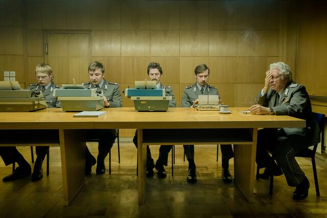 Leander Haußmanns STASIKOMÖDIE auf DVD und Blu-ray. | Foto: © UFA Fiction / Constantin Film Verleih, Foto: Nik Konietzny