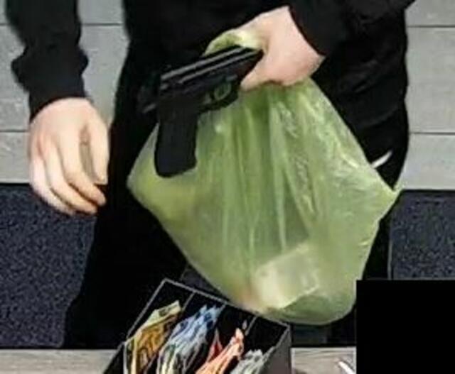 Tatwaffe und gelbe Plastiktüte.