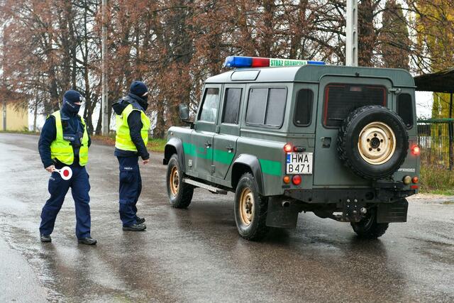 Polnische Polizisten am Tag nach dem Einschlag im Dorf Przewodow. | Foto: Wojtek Jargilo/PAP/dpa