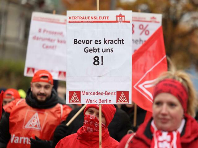 Beschäftigte streiken vor dem Mercedes-Benz Werk in Berlin. | Foto: Gerald Matzka/dpa