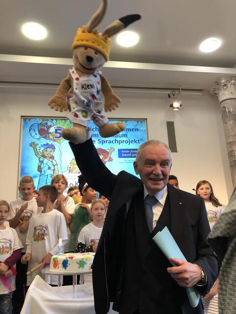 Projektinitiator Hans-Peter Schmidt, Vorsitzender des Stiftungsrats der Stiftung Nürnberger Versicherung, erhielt als Erinnerung den Geburtstags-Klexi mit Krönchen.  | Foto: Nürnberger Versicherung