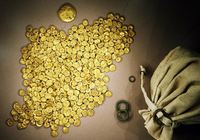 Tief im Boden eingelassen wird im Kelten- und Römermuseum in Manching bei Ingolstadt der keltische Goldschatz ausgestellt. | Foto: Frank Mächler/dpa