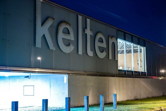 Diebe haben aus dem Kelten-Römer-Museum in Manching einen mehrere Millionen Euro teuren Goldschatz erbeutet.   | Foto: Armin Weigel/dpa