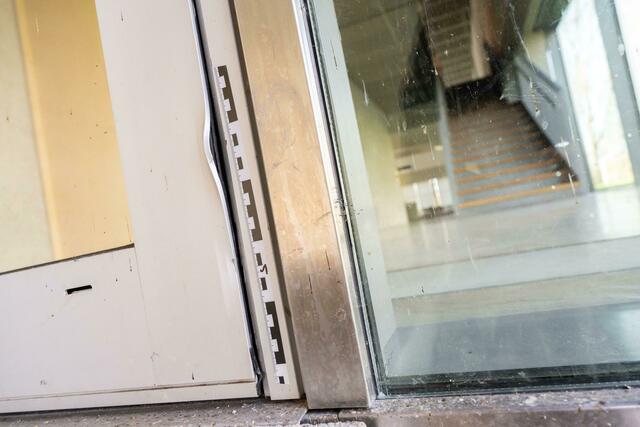 Von der Polizei markierte Einbruchsspuren sind an einer Tür zum Kelten-Römer-Museum zu sehen.  | Foto: Peter Kneffel/dpa