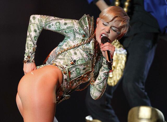 Auftritt von Miley Cyrus 2014 bei ihrer «Bangerz»-Tour. | Foto: Kiko Huesca/epa/efe/dpa