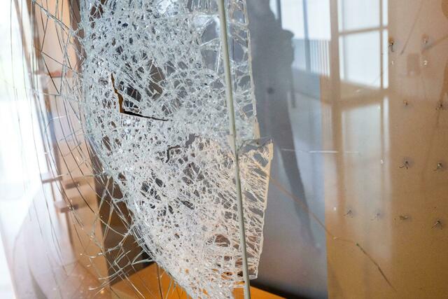 Ein eingeschlagenes Vitrinen-Fenster im Kelten-Römer-Museum.  | Foto: Peter Kneffel/dpa