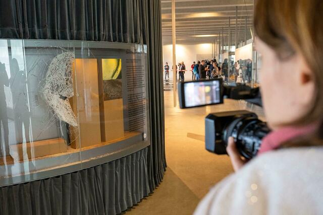 Eine Journalistin filmt den Tatort eines Goldschatz-Diebstahls.   | Foto: Peter Kneffel/dpa