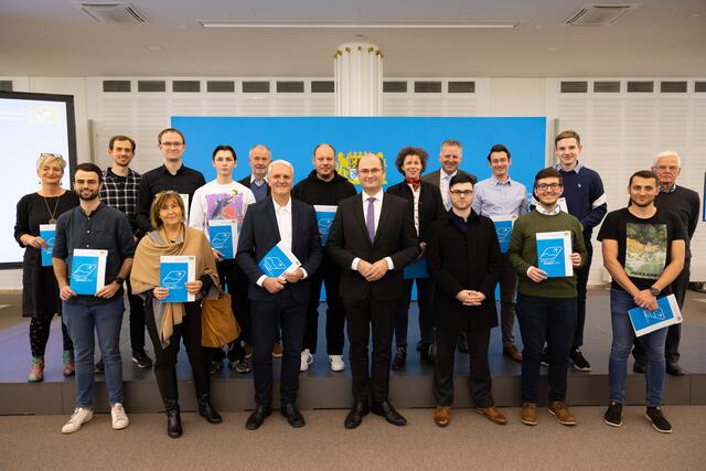 Finanz- und Heimatminister Albert Füracker prämiert Gewinner des Fotowettbewerbs „Stadt.Land.Heimat 2022“.  | Foto: tMFH/Christian Blaschka
