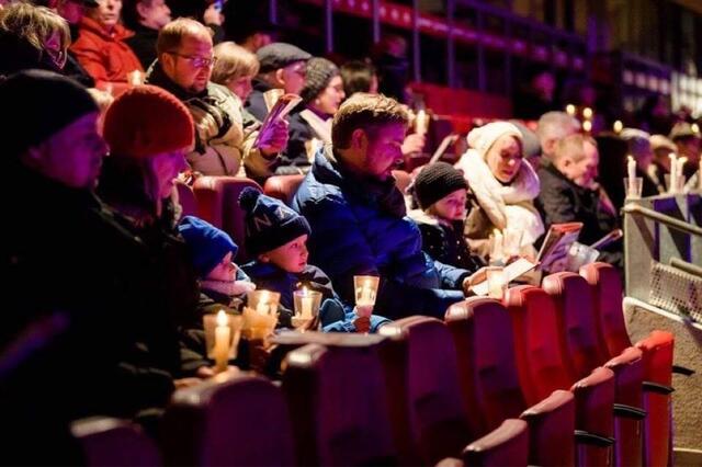 Viele freuen sich, dass nach der Corona-Pause das Adventssingen endlich wieder in Präsenz stattfindet.  | Foto: oh/Christian Vogel