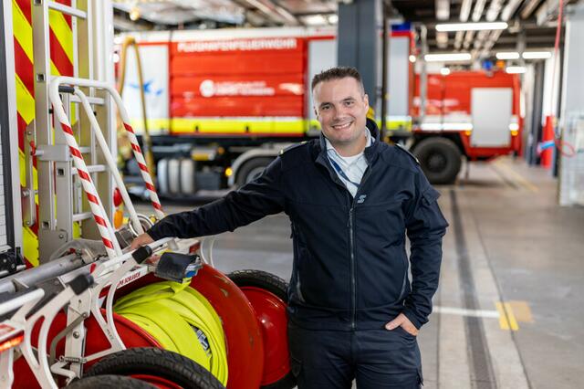 Matthias Reumann ist Deutschlands jüngster Flughafenfeuerwehr-Chef. | Foto: Daniel Karmann