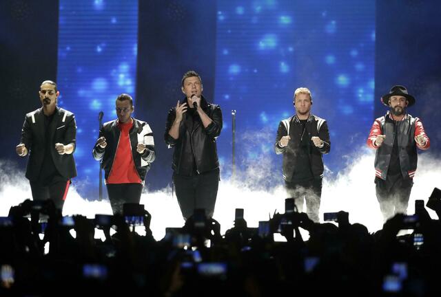 Die Backstreet Boys treten bei den CMT Music Awards in der Bridgestone Arena in Nashville auf.  | Foto: Mark Humphrey/AP/dpa