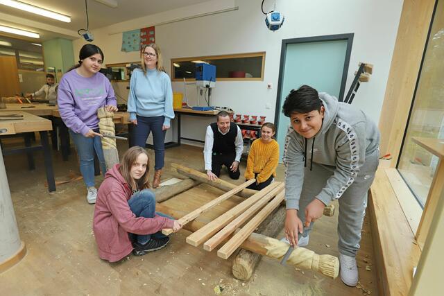 Schülerinnen und Schüler der 7. Klasse der Otto-Seeling-Mittelschule beim gemeinsamen Bau einer Holzliege für den Pausenhof. Klassenlehrerin Anke Kuhlmann und Schulleiter Felix Reichel staunen über die Handwerkskunst ihrer Schützlinge. | Foto: Ebersberger/BMPA Stadt Fürth