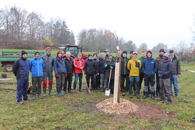 14 Schülerinnen und Schüler des Berufsschulzentrums Fürth legten eine Streuobstwiese am Hans-Reif-Zentrum in Oberasbach an.