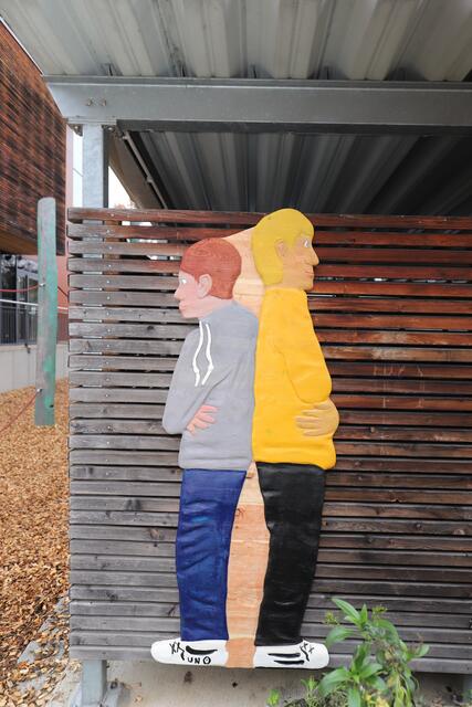 Die von der 6. Klasse hergestellten, lebensgroßen Reliefstelen zieren den Pausenhof der Otto-Seeling-Mittelschule.  | Foto: Ebersberger/BMPA Stadt Fürth