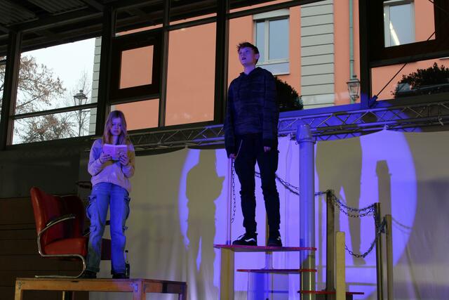 Das Theaterstück spielt in einem Mehrfamilienhaus und stellt den Treppenaufgang und die Jugendzimmer der beiden Hauptdarsteller dar. | Foto: © Daniela Frey, AOK Bayern