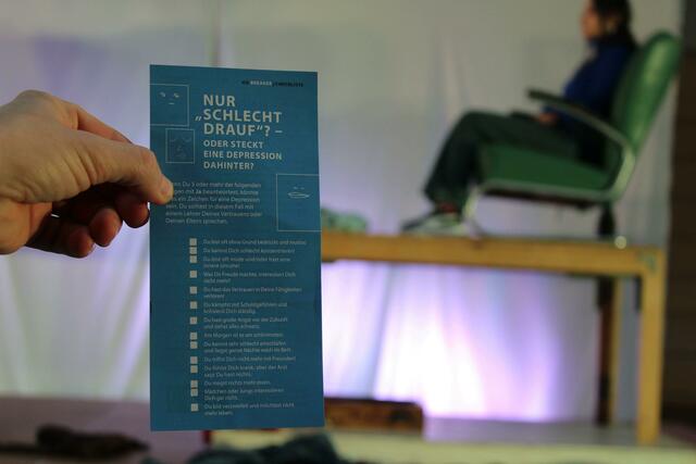 Diese Checkliste erhält jede/r Besucher*in, Zuschauer*in und Schüler*in und wird aufgefordert, Psychologe zu spielen. | Foto: © Daniela Frey, AOK Bayern