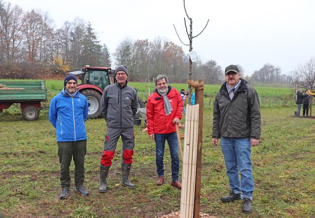 Marco Wolfstädter, Leiter des Tiefbauamtes Oberasbach, Dieter Speer, stellvertretender Geschäftsführer des LPV, Norbert Schikora, Zweiter Bürgermeister Oberasbach und Wilfried Rost, Schulleiter des BSZ, freuen sich über die gelungene Umsetzung des Projekts.