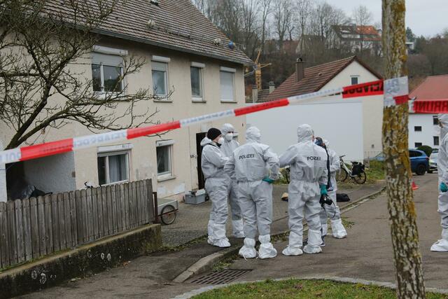 Einsatzkräfte begutachten den Tatort in Illerkirchberg. | Foto: Ralf Zwiebler/z-media/dpa