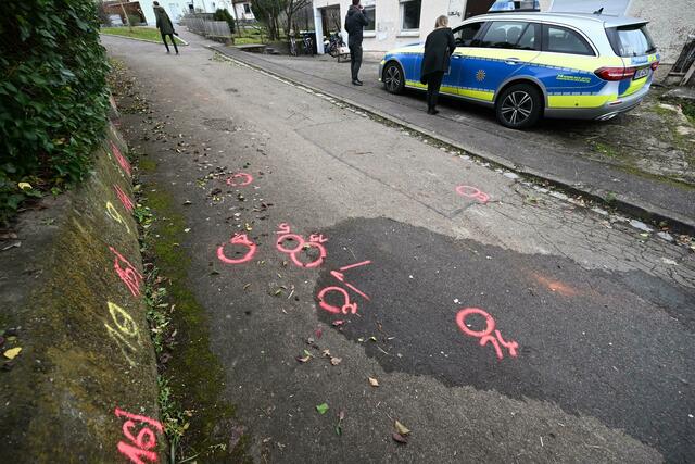 Markierungen der Spurensicherung der Polizei sind an einem Tatort auf einem Weg angebracht. | Foto:  Bernd Weißbrod/dpa