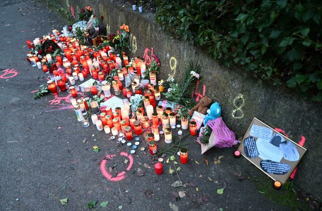 Kerzen und Blumen stehen am Tatort.  | Foto: Bernd Weißbrod/dpa