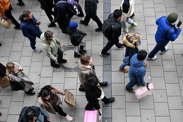 Shopping-Stress vor dem Fest.  | Foto: Felix Hörhager/dpa