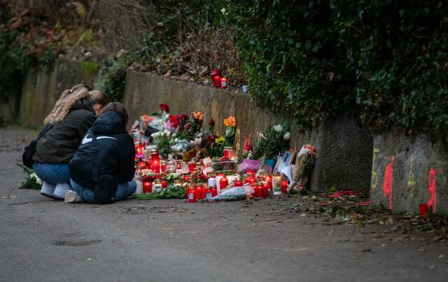 Drei Mädchen trauern am Tatort der tödlichen Schulweg-Attacke in Illerkirchberg.  | Foto:  Christoph Schmidt/dpa