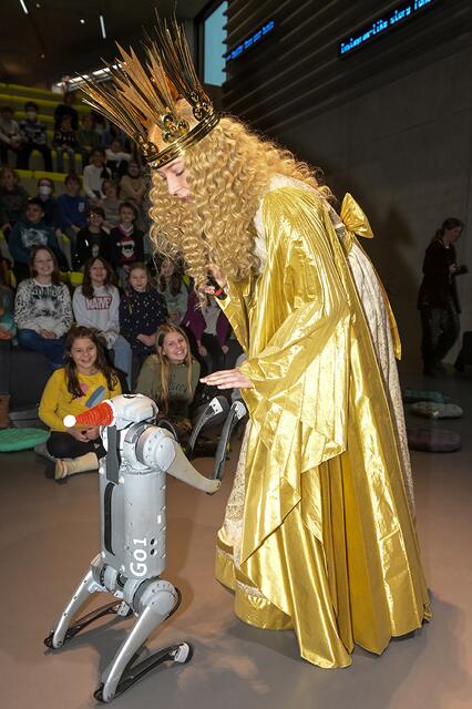 Nürnberger Christkind besucht das Zukunftsmuseum Nürnberg. Sitz! Auf dem Bild mit Roboterhund Laika.  | Foto: Berny Meyer/Deutsches Museum Nürnberg
