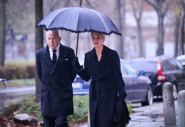 Der Medienpsychologe Jo Groebel besucht mit seiner Frau Grit Weiss die Trauerfeier.  | Foto: Annette Riedl//dpa