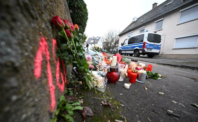 Kerzen und Blumen am Tatort, an dem zwei Mädchen von einem Mann mit einem Messer angegriffen wurden.  | Foto: Bernd Weißbrod/dpa