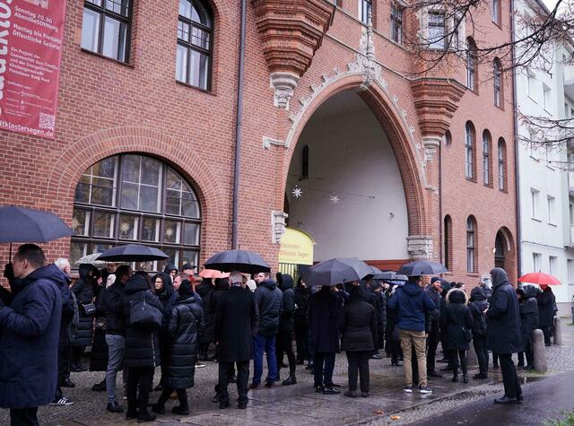 Viele Menschen haben sich auf der Schönhauser Allee in Berlin zur Trauerfeier des verunglückten McFit-Gründers Rainer Schaller versammelt. | Foto: Annette Riedl//dpa