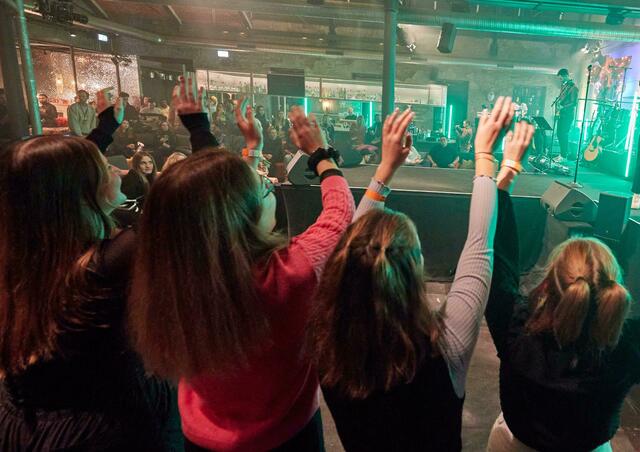 Ein schlechter Vorverkauf und Personalmangel machen der Konzertbranche zu schaffen. | Foto: Georg Wendt/dpa