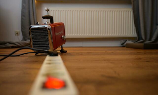 Die Netzagentur hatte die Sorge, dass massenhaft betriebene Heizlüfter zu Stromausfällen führen könnten.  | Foto: Philipp Schulze/dpa (Symbolfoto)