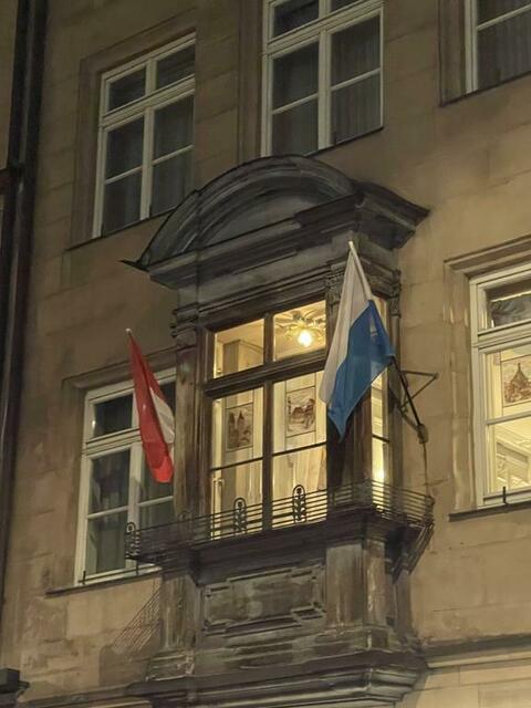 Vom gemütlichen Himmelbett bis zum edlen Bauernschrank, vom historischen Röhrenradio bis zum chicen Wandspiegel: Insgesamt kommen über 600 Positionen unter den Hammer.  | Foto: Restlos.com/Eva-Varena Führer