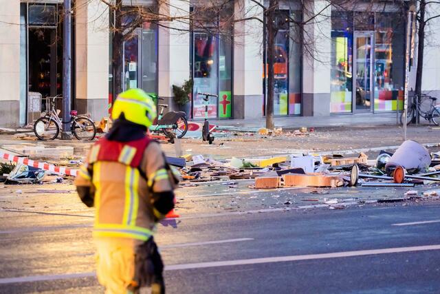 Trümmer liegen auf Straße vor dem Hotel, in dem sich das Aquarium befindet. | Foto: Christoph Soeder/dpa